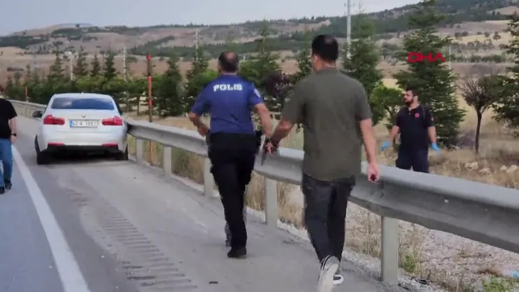 Bariyerlere çarptığı otomobilinin parçalarını toplarken ikinci kazada öldü