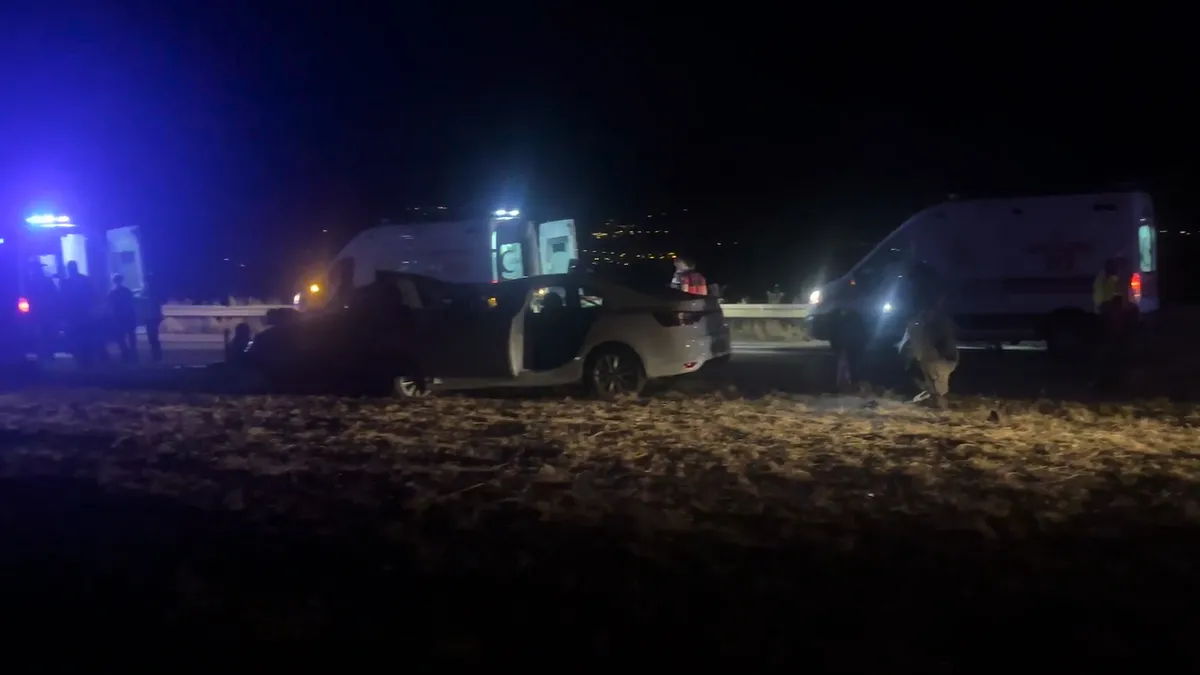 Tokat'ın Turhal ilçesinde iki otomobilin karıştığı trafik kazasında yaralananlar ambulanslarla hastaneye taşınıyor.