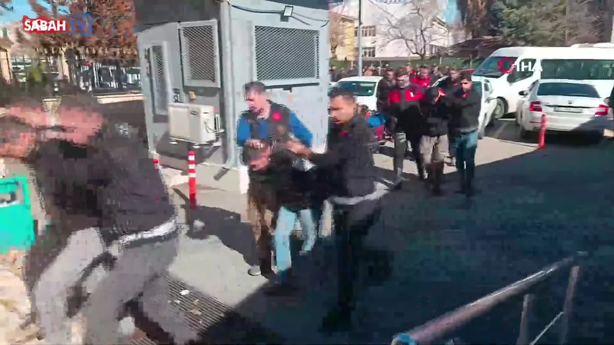 Şanlıurfa’da kuyumcu soygununda 6 şüpheli adliyeye sevk edildi | Video videosunu izle Şanlıurfa’da kuyumcu soygununda 6 şüpheli adliyeye sevk edildi | Video videosunu izle