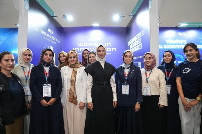 sumeyye-erdogan-bayraktardan-aile-vurgusu-kiz-cocuklarini-bilime-yonlendirmeliyiz-1789015277318.jpg