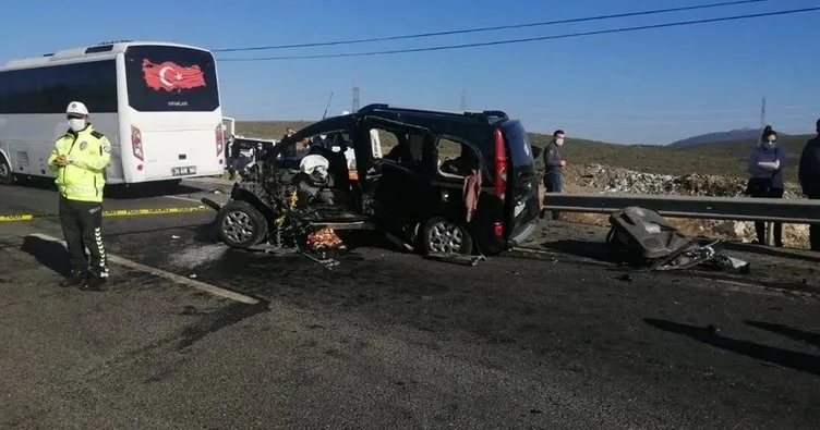 İzmir’de feci kaza! Hafif ticari araç, otomobil ve midibüse çarptı: 2 ölü, 4 yaralı