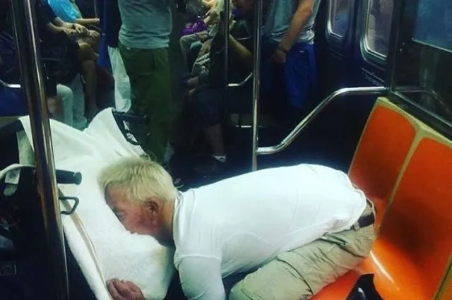Metroların ilginç yolcuları sosyal medyayı salladı
