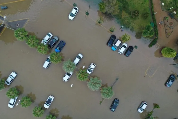 İzmir'deki sel felaketi havadan görüntülendi! Araçlar sular altında kaldı