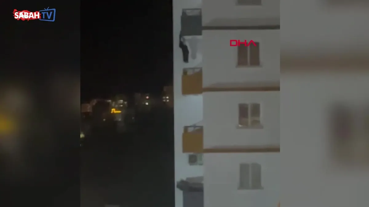 Sevgilisinin eski erkek arkadaşını öldürdü, balkondan atlayıp kaçmak isterken yakalandı! O anlar kamerada | Video videosunu izle Sevgilisinin eski erkek arkadaşını öldürdü, balkondan atlayıp kaçmak isterken yakalandı! O anlar kamerada | Video videosunu izle