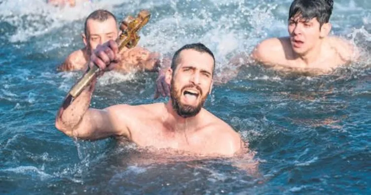 Haç çıkarmak için denize atladılar