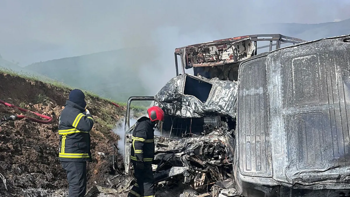 Bitlis’te feci kaza: 2 tır kafa kafaya çarpıştı! 1 ölü Bitlis’te feci kaza: 2 tır kafa kafaya çarpıştı! 1 ölü