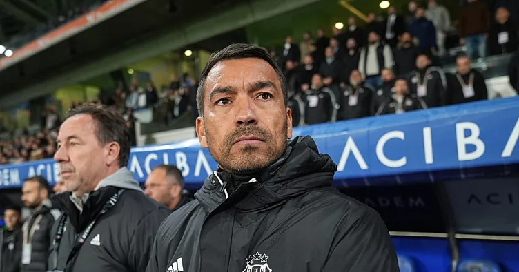 Van Bronckhorst’dan zirve yarışı yorumu: Havlu attık diyemem