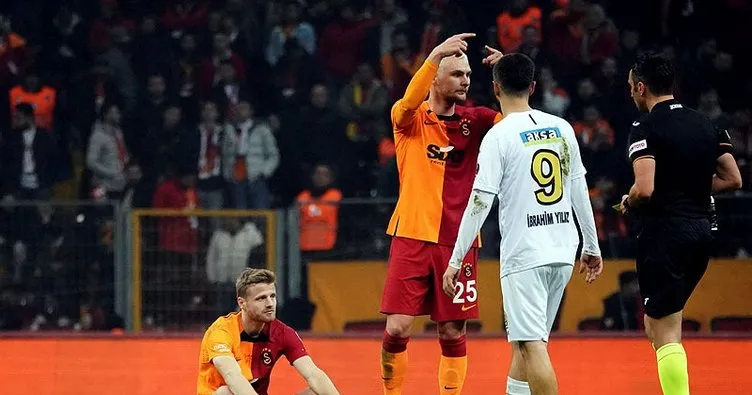 Galatasaray’ın genç yıldızı Kazımcan Karataş, stadı koltuk değnekleriyle terk etti