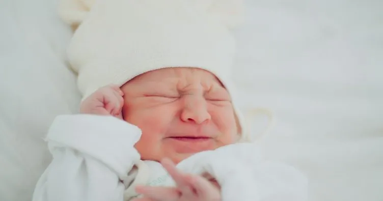 Yeni doğan bebeklere şapka giydirilmeli mi?
