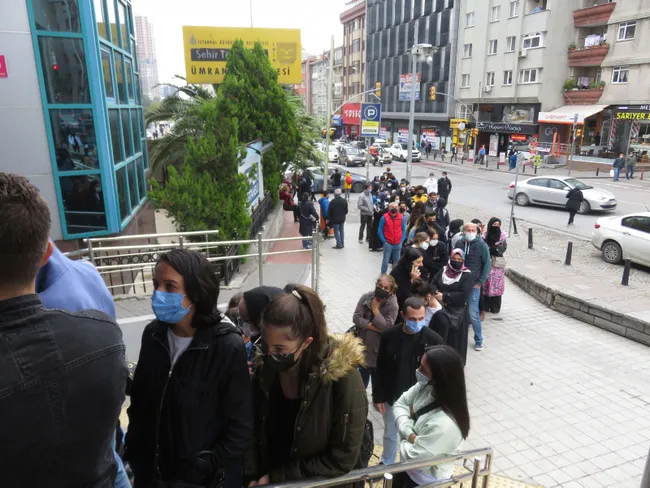 megakentte-istanbulkart-krizi-vatandasi-yagmur-altinda-beklettiler-1633251278313.jpg