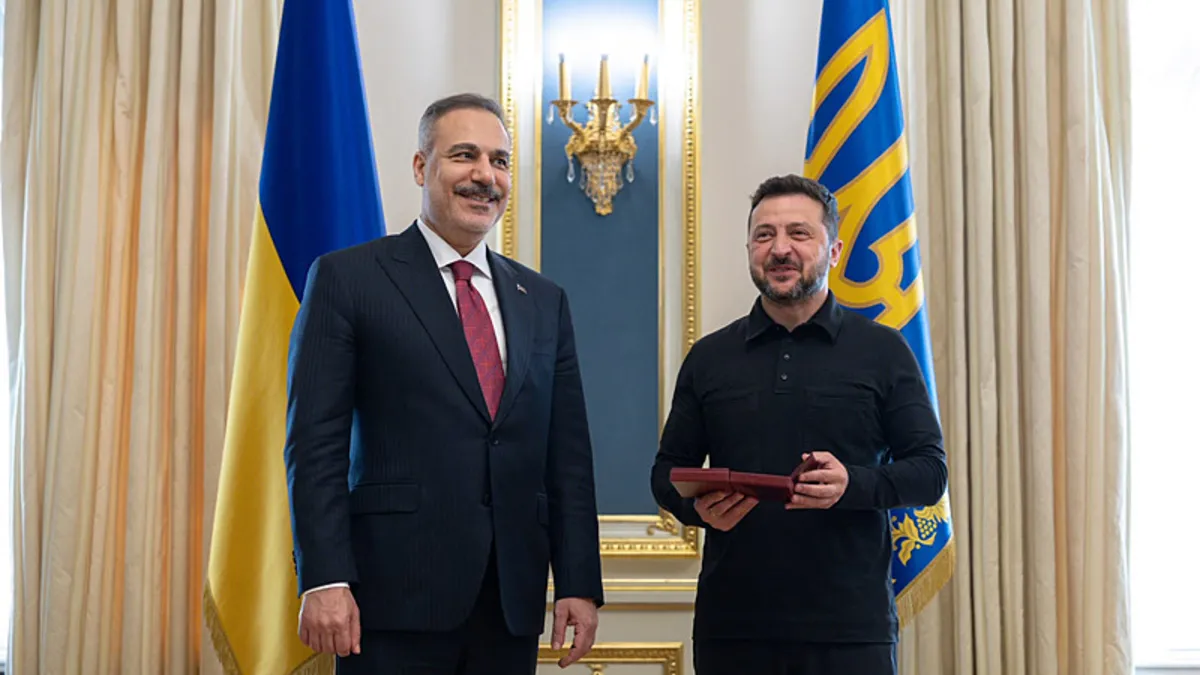 Ukrayna Devlet Başkanı Vladimir Zelenskiy ve Dışişleri Bakanı Hakan Fidan'ın tokalaşırken çekilmiş bir fotoğrafı.
