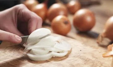 Soğan doğramanın en pratik yöntemi! Meğer hepimiz yanlış yapıyormuşuz…