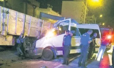 Tur minibüsü kamyona çarptı: İsviçreli doktor kazada can verdi
