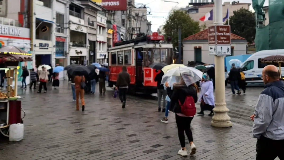 İstanbul’da fırtına zor anlar yaşattı