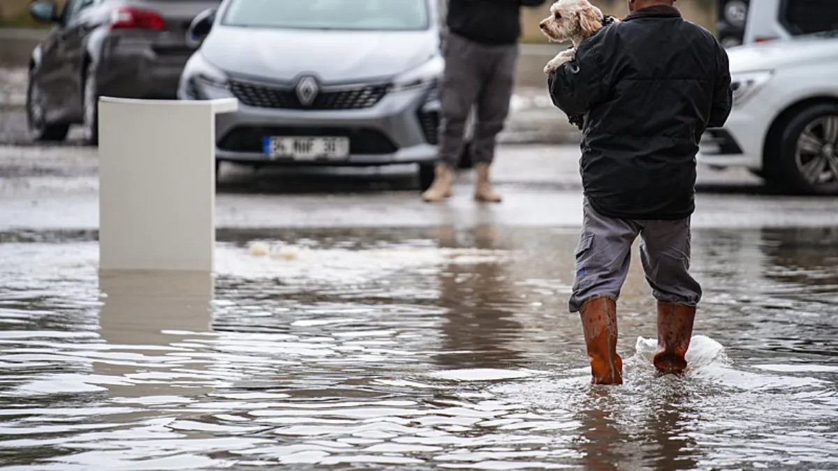 SON DAKİKA… İzmir’i sağanak yağış vurdu! Yollar göle döndü ev ve dükkanları su bastı: Meteoroloji’den yeni uyarı