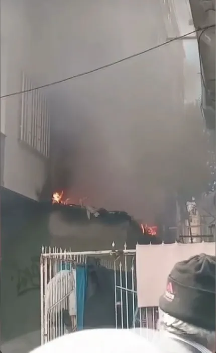 Bahçelievler’de panik anları: Apartman dışına alevler sıçradı!
