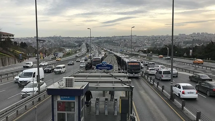 istanbulda-ara-tatilin-ardindan-ikinci-is-gununde-trafik-yogunlugu-1763448435805.jpg