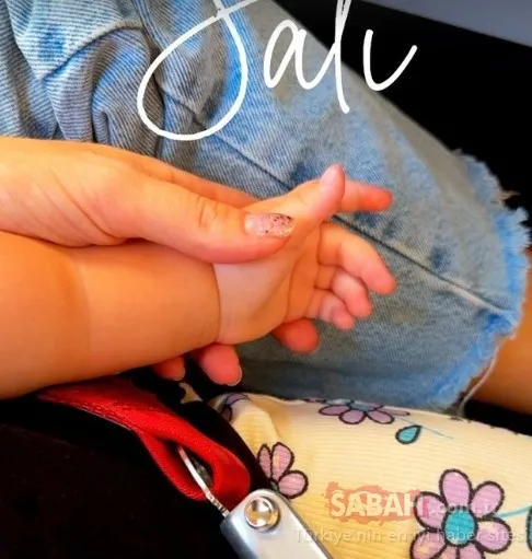 Aslı Enver’den minik kızı Elay’la uçak yolculuğundan sevimli kare! İşte Aslı Enver’in kızıyla sevimli o pozu!