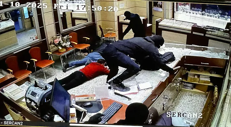 Karabük’te kuyumcu soygunu: 20 kg altınla sokakta koşturdular!