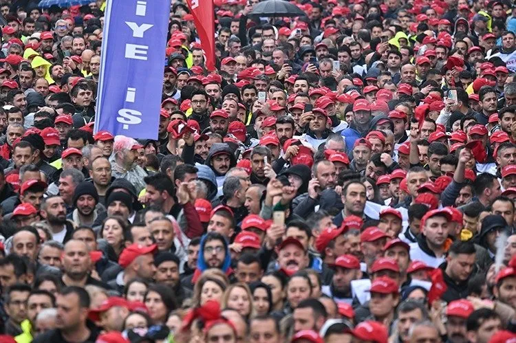 Yangınlar erteletmişti! İşten çıkarmaları protesto etmek için sokağa iniyor