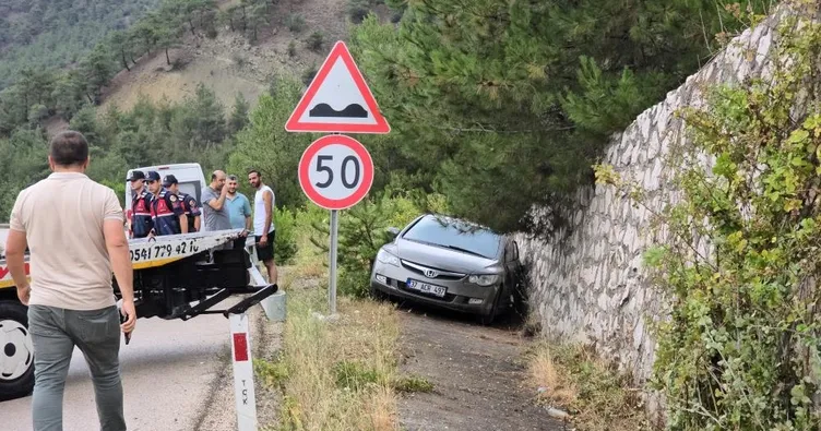 Karabük’te otomobil istinat duvarına çarptı: 3 yaralı