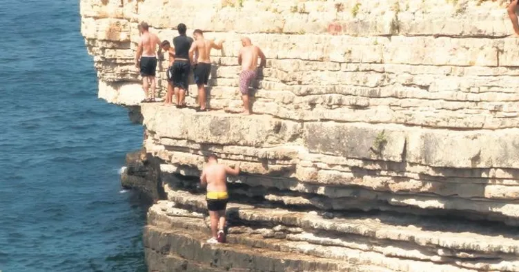 Kayalıklardan ölümüne atlayış