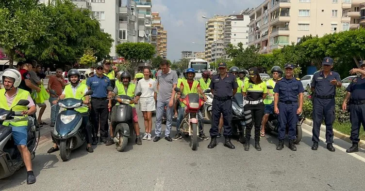 Alanya’da motosiklet sürücülerine reflektif yelek dağıtıldı