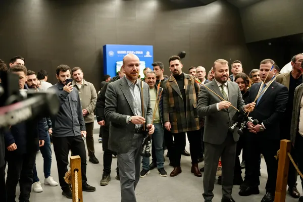 bilal-erdogan-genclerle-bulustu-tecrubelerini-paylasti-sizler-bu-milletin-ve-medeniyetin-gelecegisiniz-1736232166540.jpg