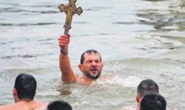 Haliç’te haç çıkarma töreni