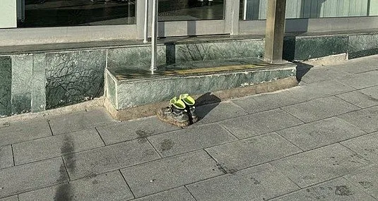 Herkes bu görüntüyü konuşuyor: İnşaat işçisi banka kirlenmesin diye çamurlu ayakkabılarını çıkardı