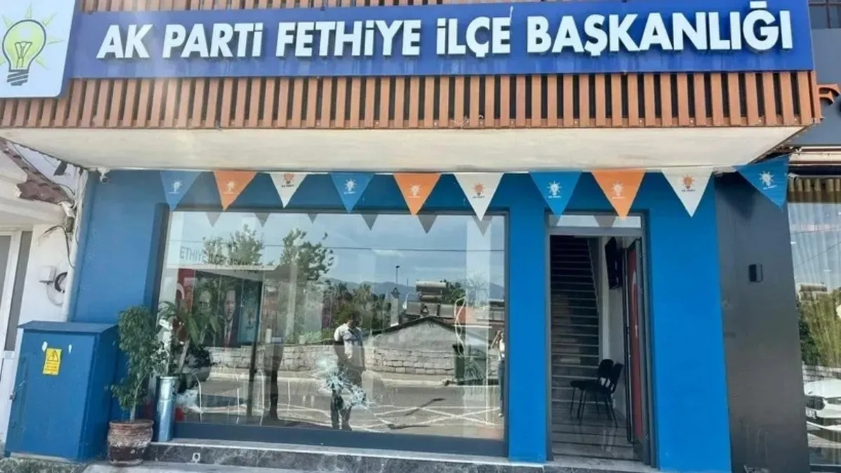 AK Parti Fethiye İlçe Başkanlığı'na taşla saldıran şahıs tutuklandı