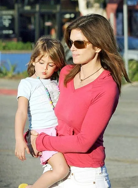 Kaia Gerber annesinin tahtına oturdu!