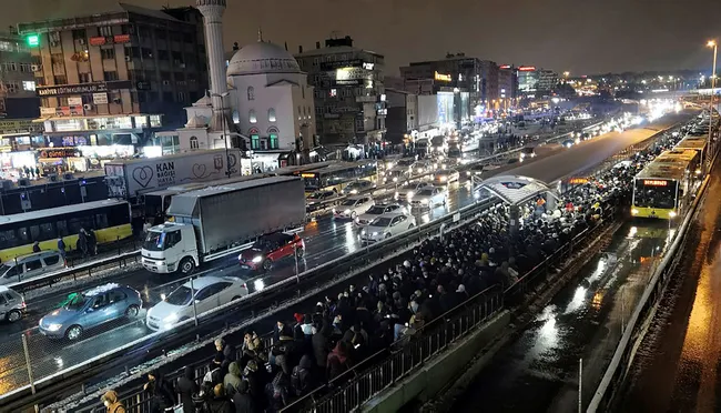 SON DAKİKA | İstanbul'da toplu taşımada yoğunluk! Metrelerce kuyruk oluştu