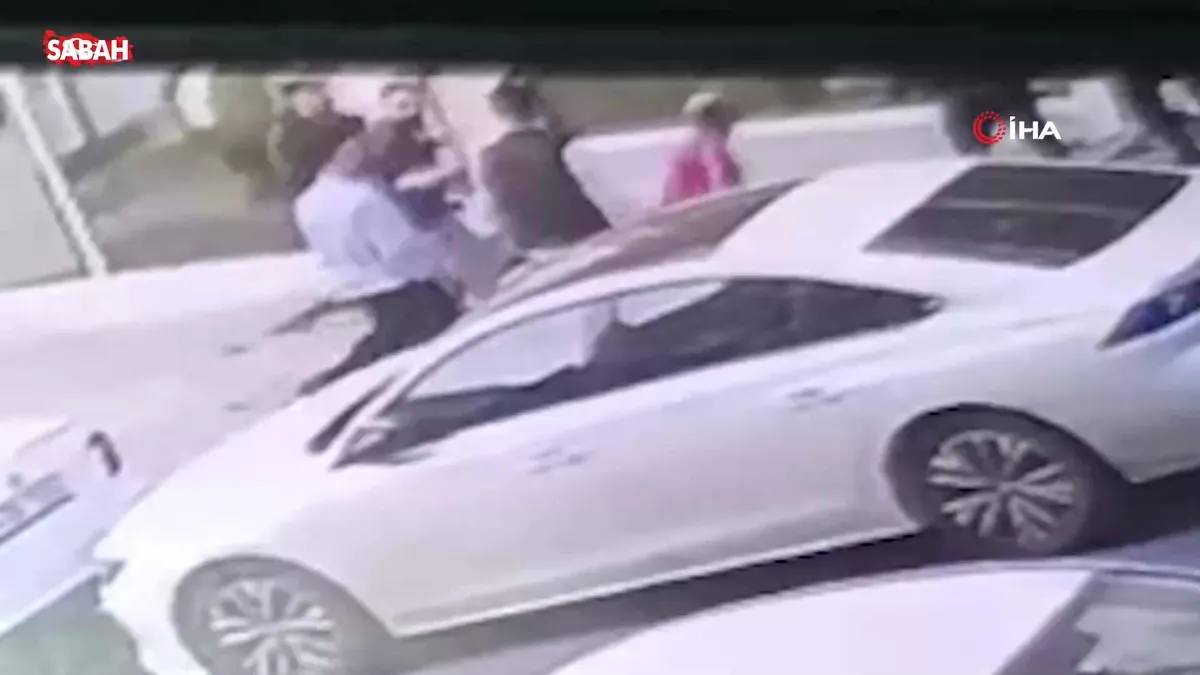 Arnavutköy’de köpek tartışması yumruklu kavgaya dönüştü: O anlar kamerada | Video videosunu izle Arnavutköy’de köpek tartışması yumruklu kavgaya dönüştü: O anlar kamerada | Video videosunu izle