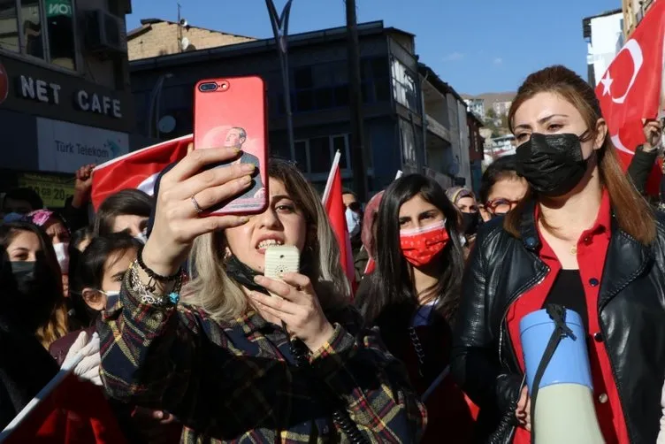 SON DAKİKA HABERİ: Hakkari'de bayraklı protesto! Kadınlardan Diyarbakır annelerine destek...