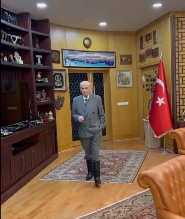 Bahçeli’nin videosundaki o şarkının hikayesi ortaya çıktı! Çizmeyle ’Atatürk’ mesajı