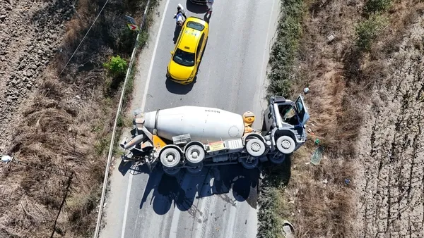 arnavutkoyde-zincirleme-felaket-viraji-alamayan-beton-mikseri-dehset-sacti-kendimizi-yol-bosluguna-atip-1789034015327.jpg