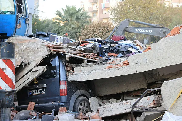 SON DAKİKA... İzmir'de Rızabey ve Doğanlar Apartmanı'nda rapor skandalı! Belediye bildiği halde Bakanlığa bildirmemiş