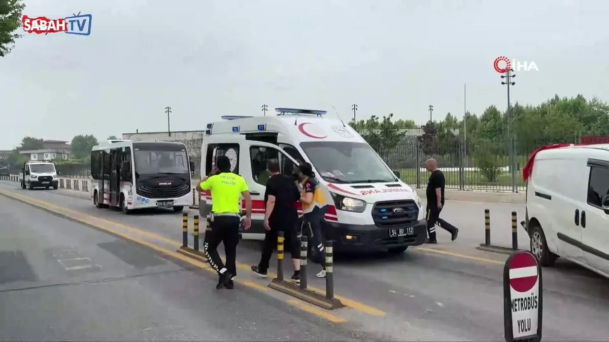 Yasak dönüş kazayı getirdi, metrobüsle hafif ticari araç çarpıştı: 13 yaralı videosunu izle Yasak dönüş kazayı getirdi, metrobüsle hafif ticari araç çarpıştı: 13 yaralı videosunu izle
