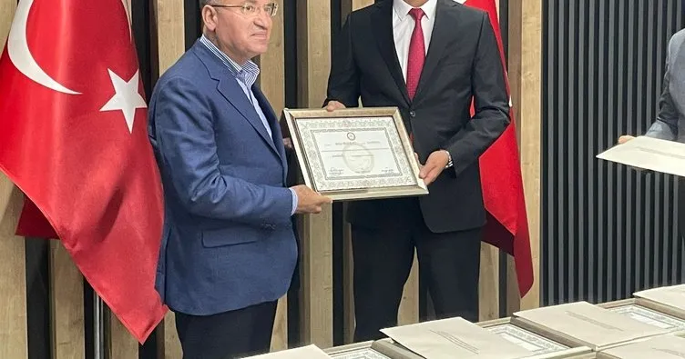 Adalet Bakanı Bekir Bozdağ mazbatasını aldı