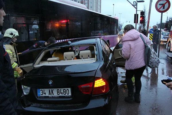 Beşiktaş'ta otobüs lüks araca çarptı - 1