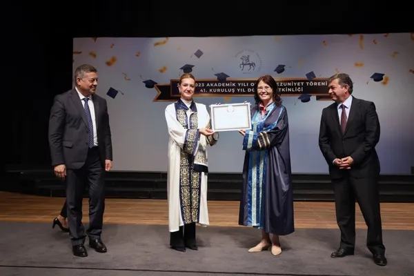 deu-41-yilini-mezunlariyla-kutladi-1689935742418.jpg