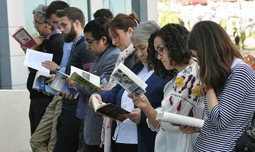 Sessizce kitap okuyarak, dikkat çektiler
