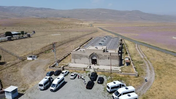 igdirdaki-tarihi-ejder-kervansarayi-turistlerin-ugrak-noktasi-oldu-1786552069468.jpg