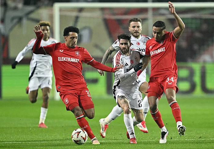 besiktas-twentede-play-off-icin-sahada-ilk-yarida-gol-cikmadi-1738270668556.jpg