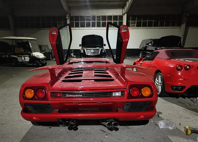 Esad ailesinin lüks araçları görüntülendi: Değeri milyonlarca doları buluyor