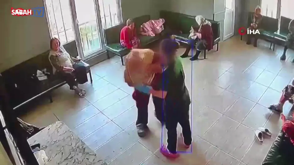 Beylikdüzü’ndeki yaşlı bakım merkezinde skandal görüntüler ortaya çıktı! Yaşlı hastalara şiddet uygulayıp yüzüne tükürdü | Video videosunu izle Beylikdüzü’ndeki yaşlı bakım merkezinde skandal görüntüler ortaya çıktı! Yaşlı hastalara şiddet uygulayıp yüzüne tükürdü | Video videosunu izle