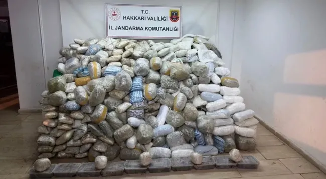 zehir-tacirlerine-agir-darbe-hakkarideki-operasyonda-348-kilogram-uyusturucu-madde-ele-gecirildi-1769494506449.jpg