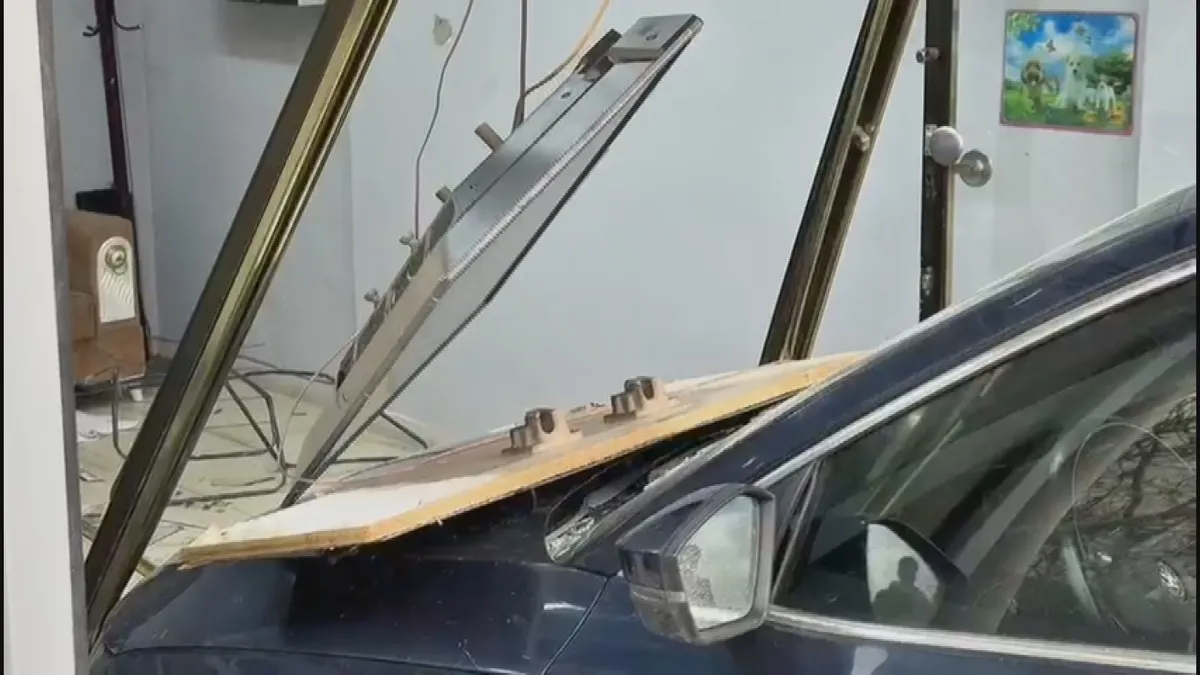 Arnavutköy’de otomobil dükkana böyle daldı: Tıraş olan müşteri ile berbere çarptı! Arnavutköy’de otomobil dükkana böyle daldı: Tıraş olan müşteri ile berbere çarptı!