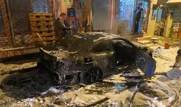 Fatih’te park halindeki otomobil alev alev yandı! Kullanılamaz hale geldi